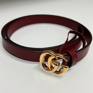 Red GG Marmont thin leather belt with shiny buckle.
